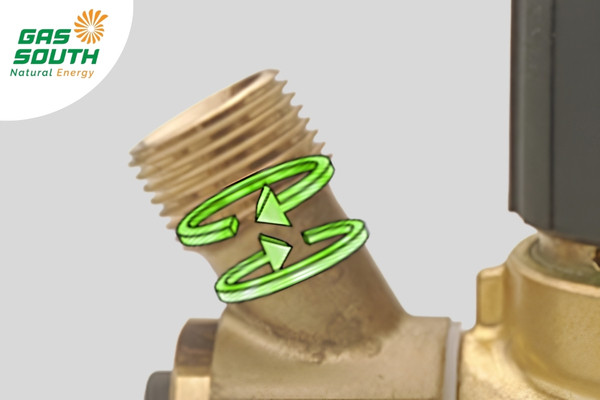 Kết nối van điều áp vào van bình gas