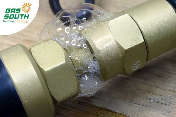 Kiểm tra rò rỉ gas bằng nước xà phòng tại mối nối